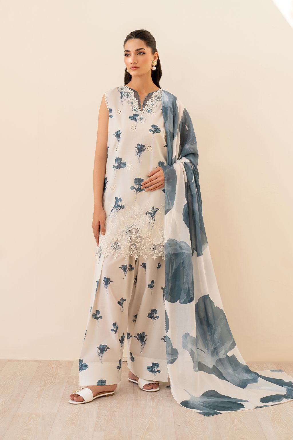 *Alhamdulillah*
𝘽𝙧𝙖𝙣𝙙 : *maria b baroque iznik replica
𝙎𝙩𝙪𝙛𝙛: *lawn 3pc